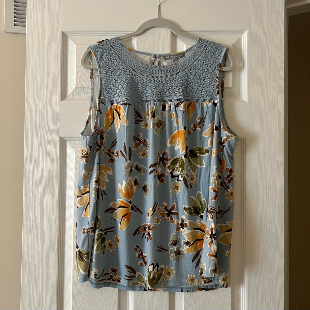 New with tags - Daniel Rainn 2x lace detail top